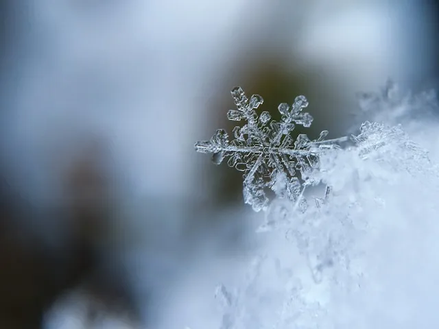 snow aaron-burden-5AiWn2U10cw-unsplash